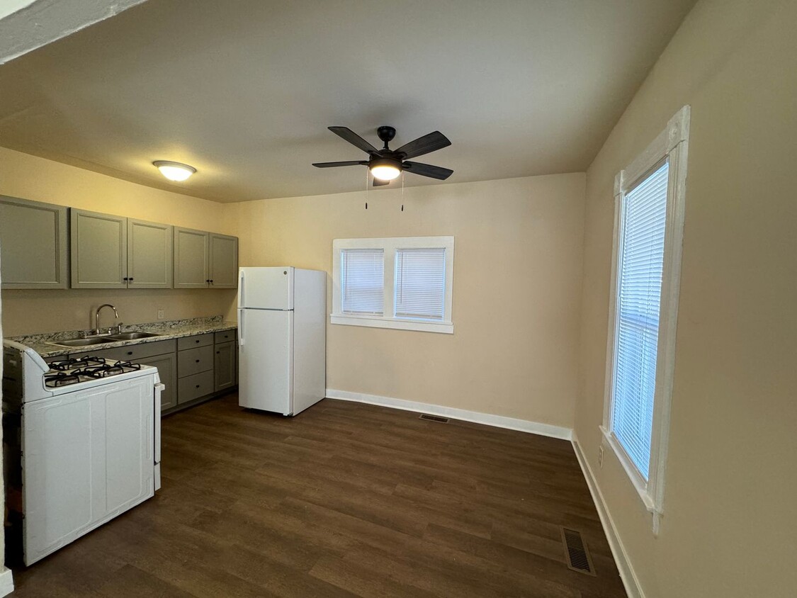 Primary Photo - Large 1 Bedroom Apartment in Downtown Colo...