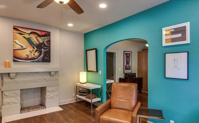 Foto del edificio - Cute 3 bed w/bonus space. Fenced yard. Loc...