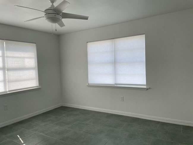 Building Photo - 305 E Pine St
