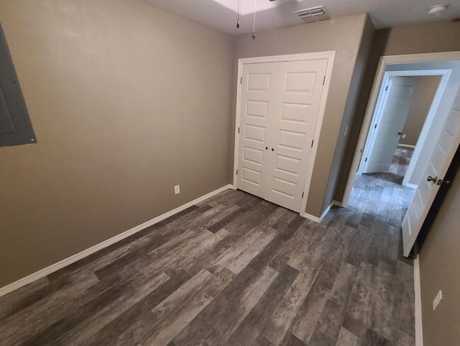 Building Photo - Quaint 3Bed/2Bath With a HUGE YARD!!
