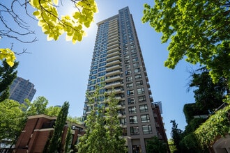 Building Photo - 977 Mainland St