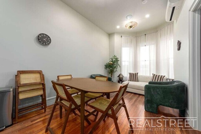 Foto del edificio - Refined Top-Floor 3-Bed Home in a Restored...