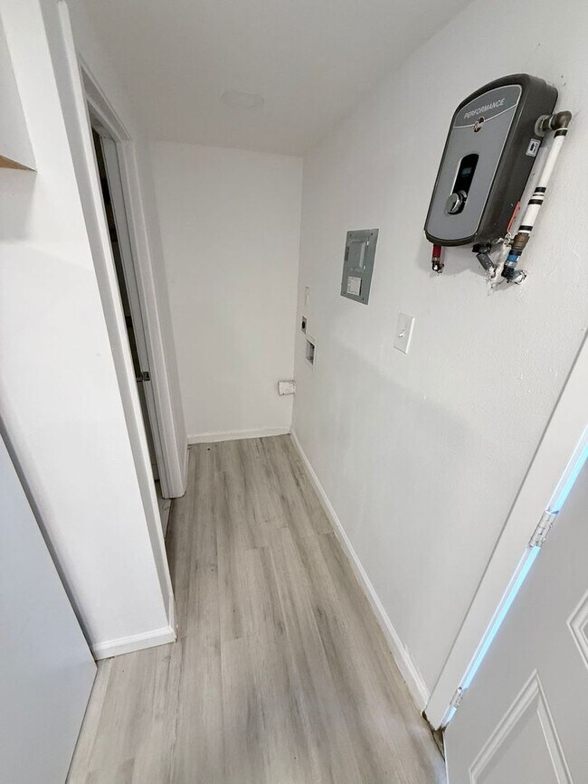 Building Photo - 423 E Sears St