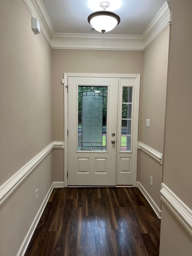 Building Photo - Stunning 3 Bed 2.5 Bath Townhome with Acce...