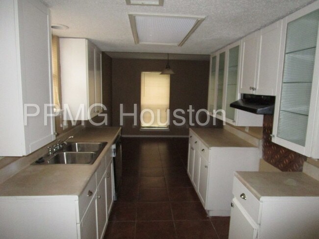 Building Photo - 11615 Badgerwood Dr
