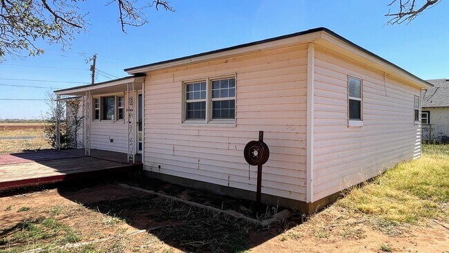 Foto del edificio - Cozy 3-Bedroom Home with Spacious Front Porch – Perfect for Small Families!