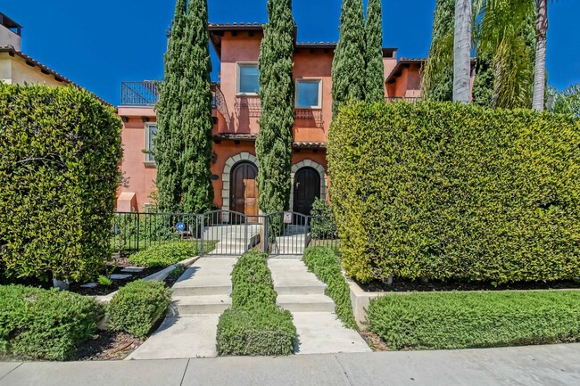 Foto del edificio - Beautiful, Tri-Level, 3BR3.5BA, Tuscan-Sty...