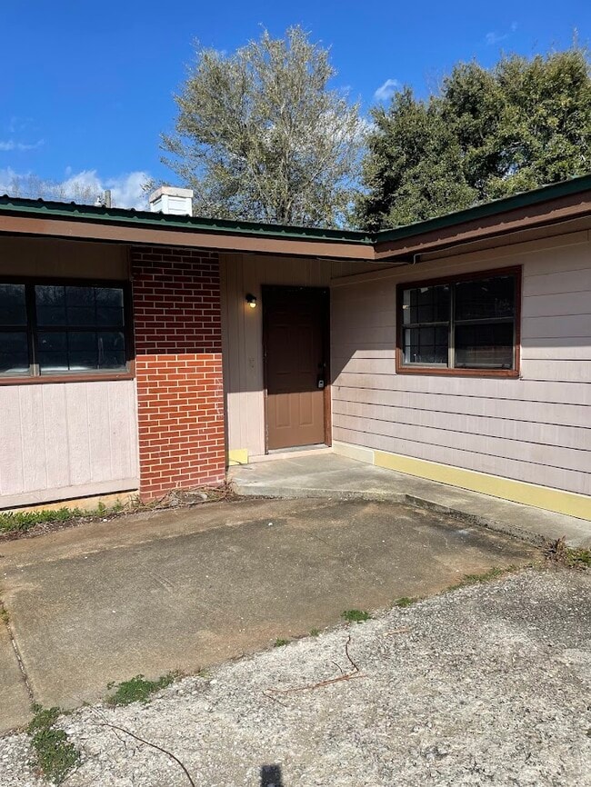 Building Photo - 2000 N Riverview Cir