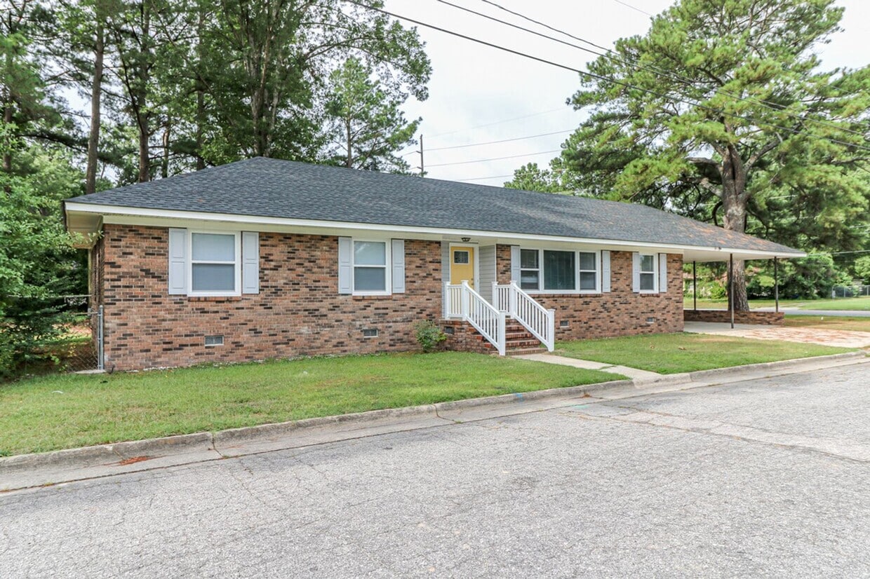 Primary Photo - Spacious 3 Bedroom SFH