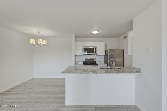 Foto del edificio - 8055 E Thomas Rd