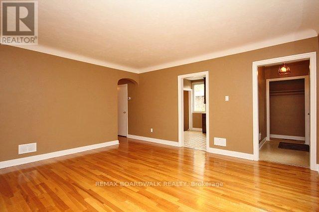 Building Photo - 209 Knox Crescent