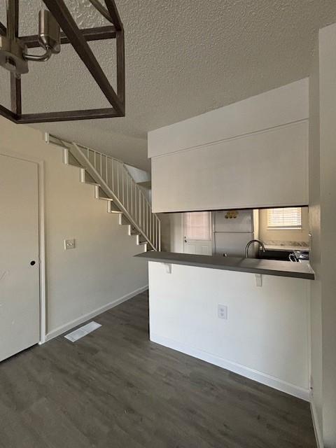 Building Photo - Spacious & Practical living, Available now!