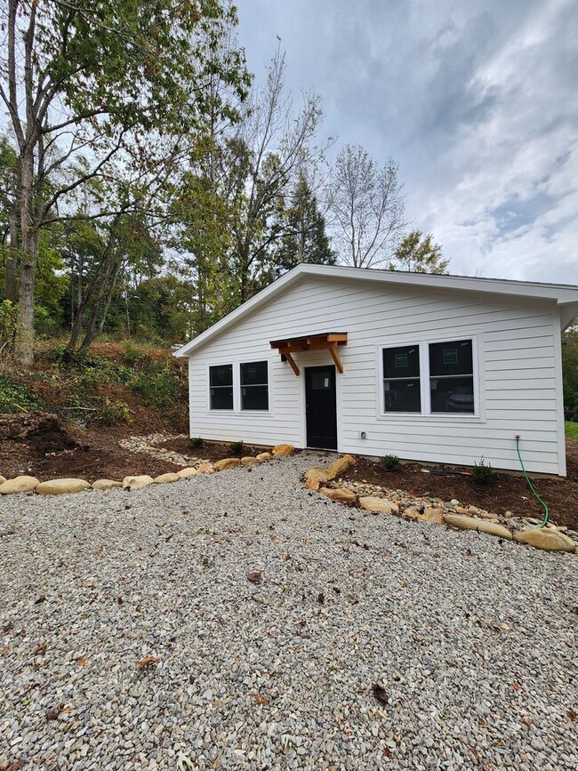 Building Photo - Black Mountain Rental