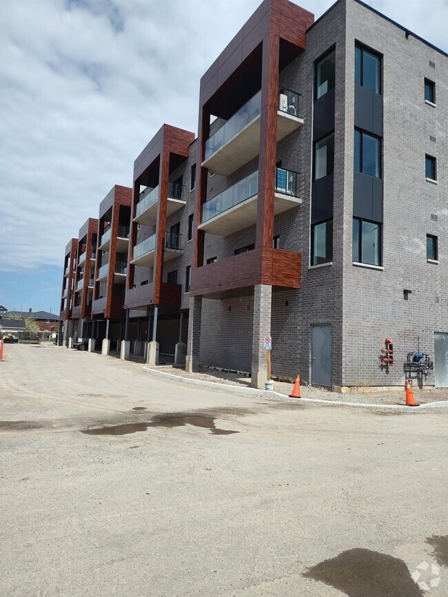 Building Photo - 406 Dundas St S