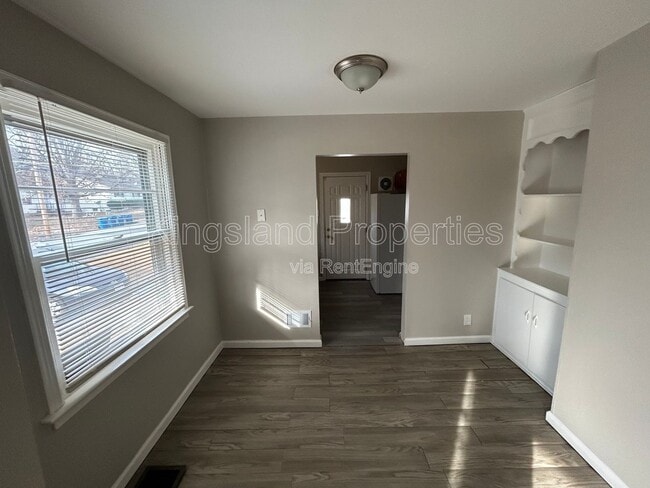 Building Photo - 10128 Cloverdale Dr