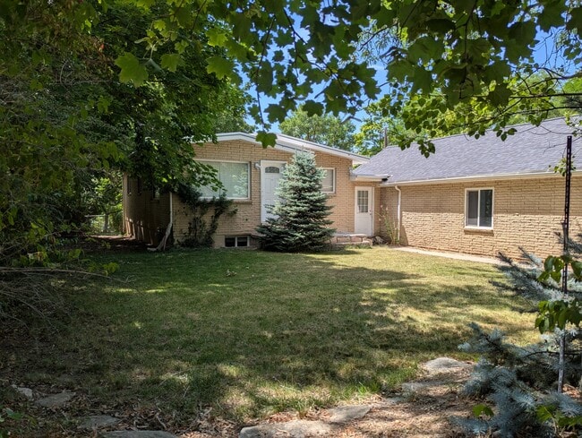 Building Photo - 2566 S 150 W
