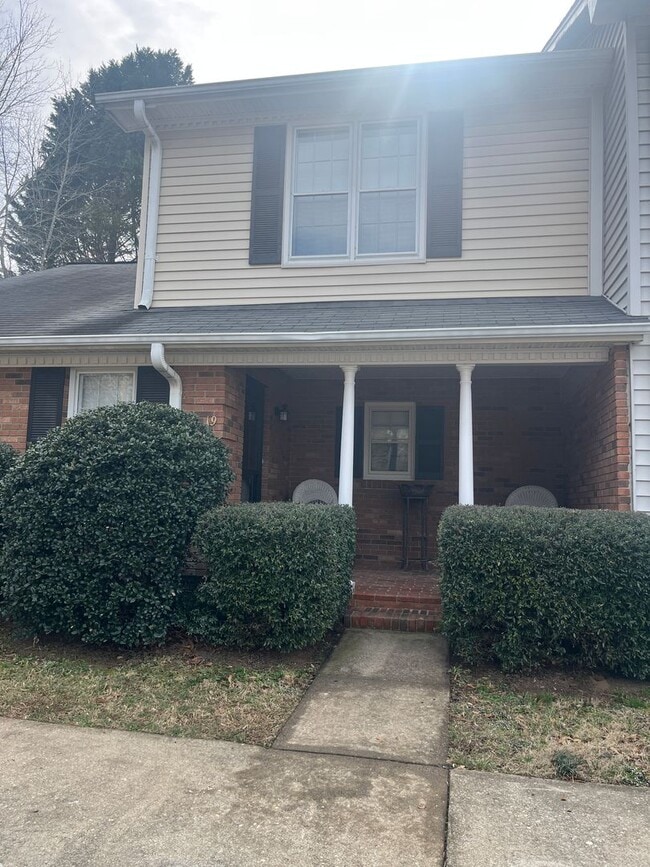 Building Photo - 19 Somersett Dr