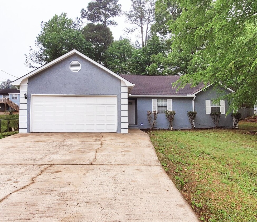 Primary Photo - Stunning Home With a Newly Manicured Inter...