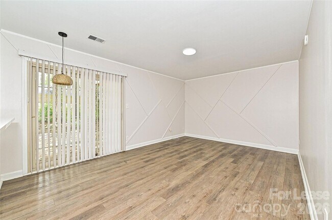 Foto del edificio - 8439 Country Oaks Rd