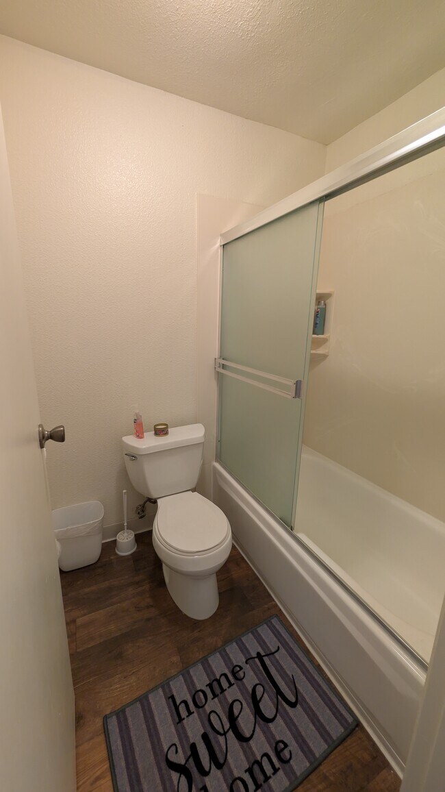 SV TH baño 2 - Stonegate Village Apartments