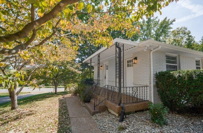 Building Photo - Completely Renovated 1 Bedroom 1 Bath Home...