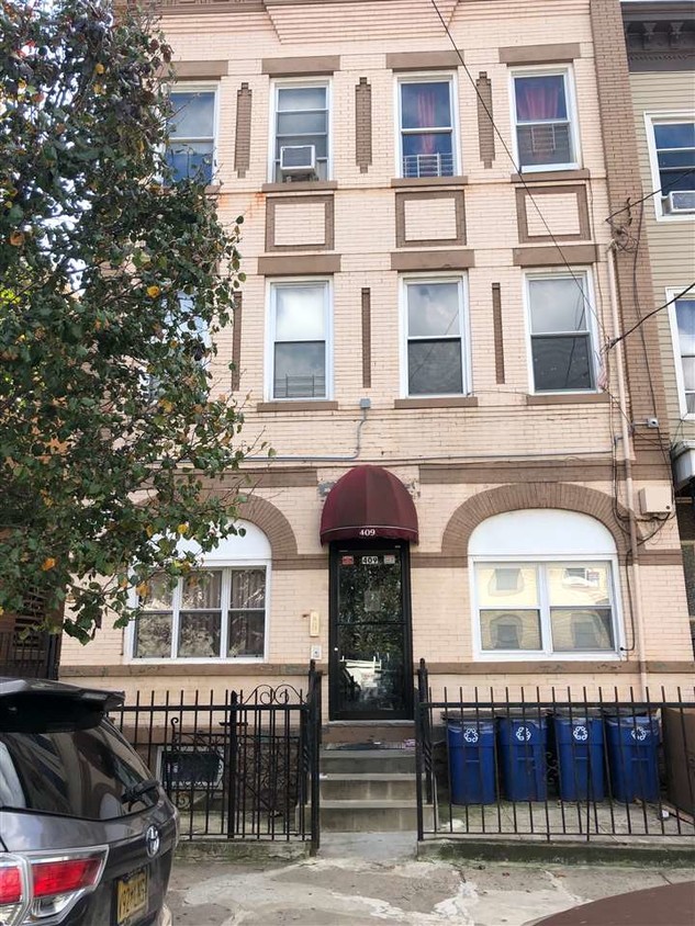 Primary Photo - 409 26th St