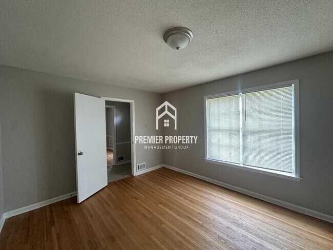 Foto del edificio - 5288 Oak Meadow Ave