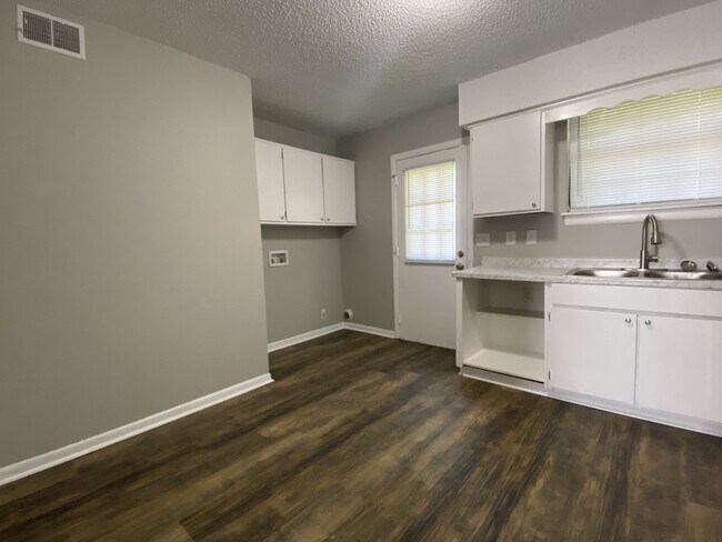 Foto del edificio - 107 Old Trail Ct