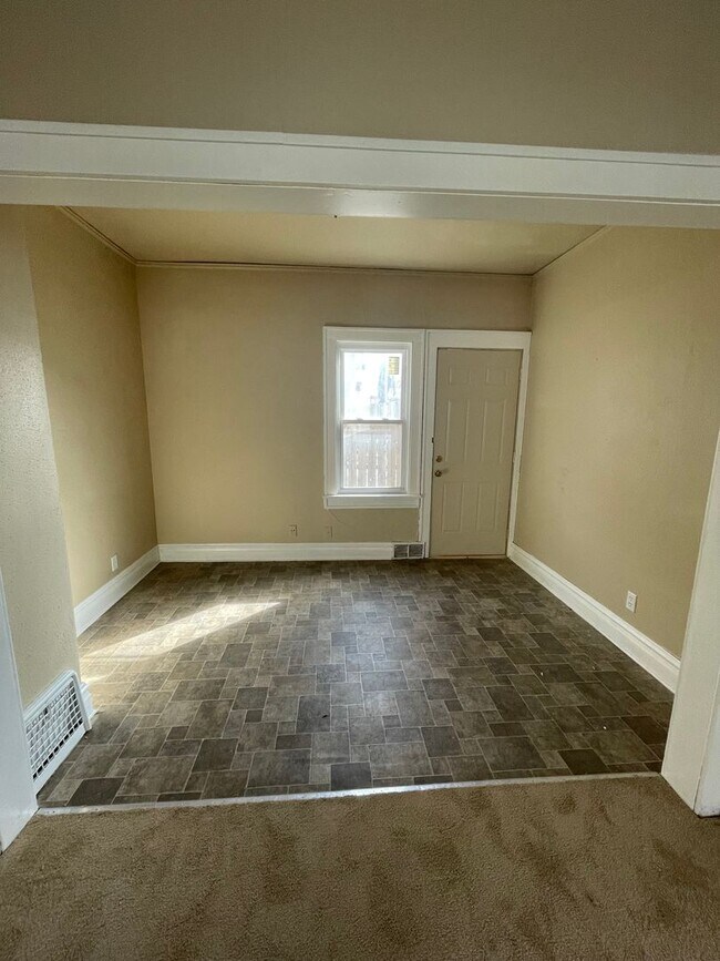 Building Photo - HUGE 4 Bedroom Apartment