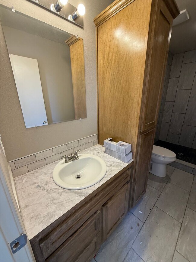 Foto del edificio - 3 Bed 2 Bath House with Yard Care Included.