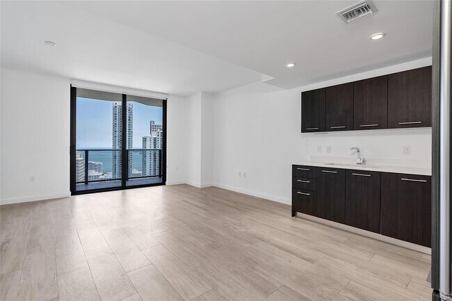 Foto del edificio - 45 SW 9th St