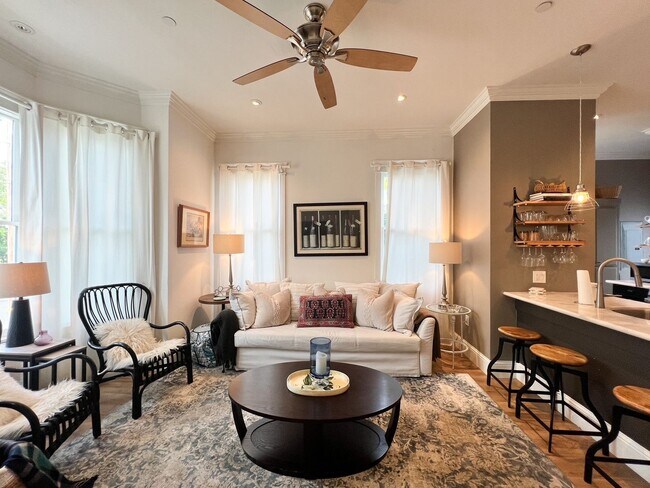 Foto del edificio - Beautifully Updated Two Bedroom Downtown V...