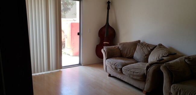 Building Photo - Las Palmas Downstairs Condo