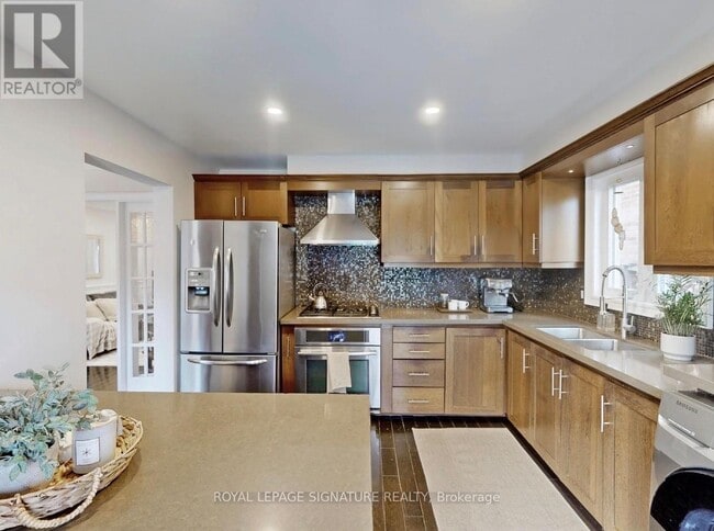 Building Photo - 462 Luzon Crescent