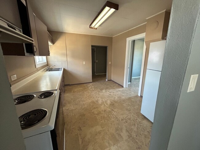 Building Photo - 3 bedroom house close to shopping.