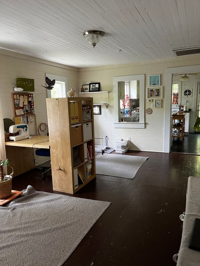 Building Photo - Easy St. Two Bedroom