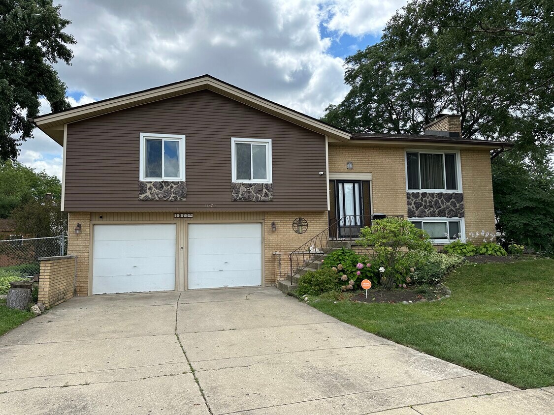 Primary Photo - 1073 Oakwood Ct