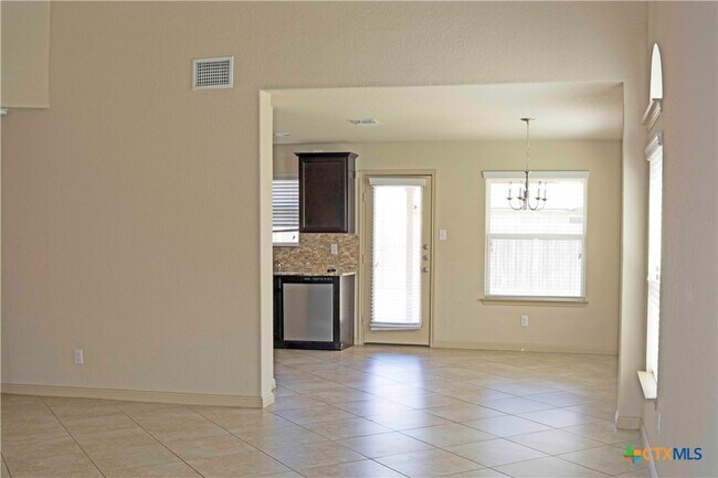 Building Photo - 864 Foxfire Dr