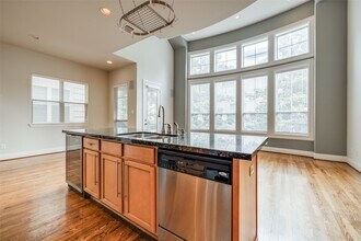 Building Photo - 2915 Pease St