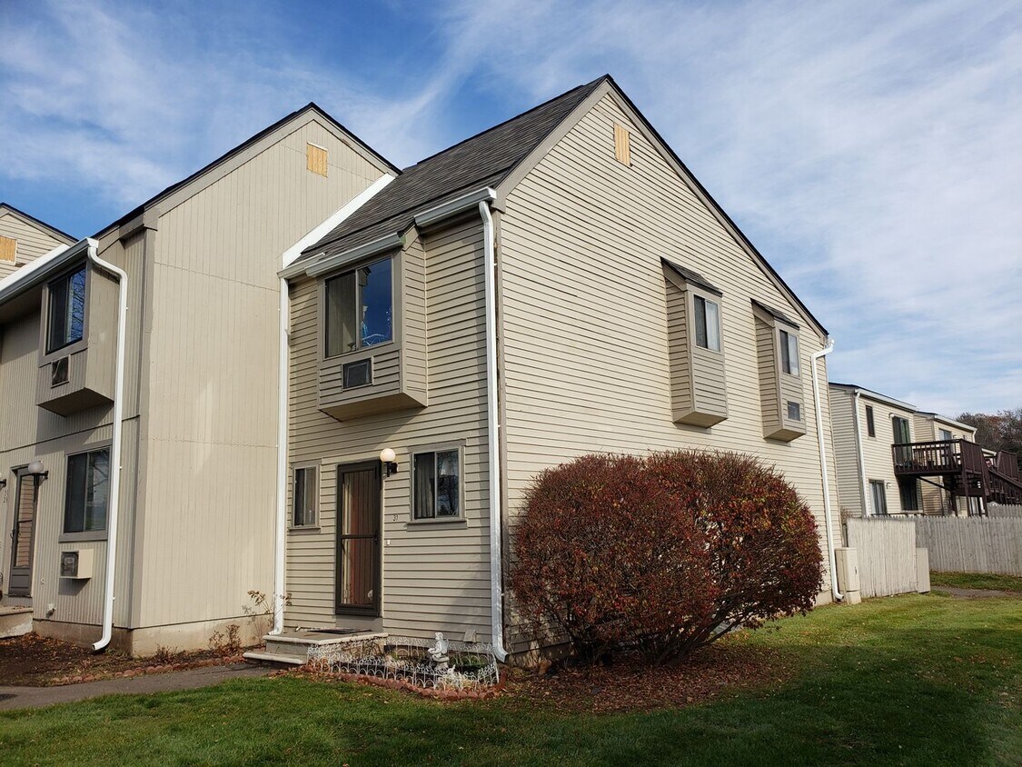 Foto principal - 2 Bedroom 1.5 Bath Townhouse With Private ...