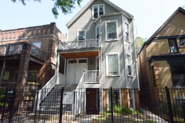 Building Photo - 1306 W Roscoe St