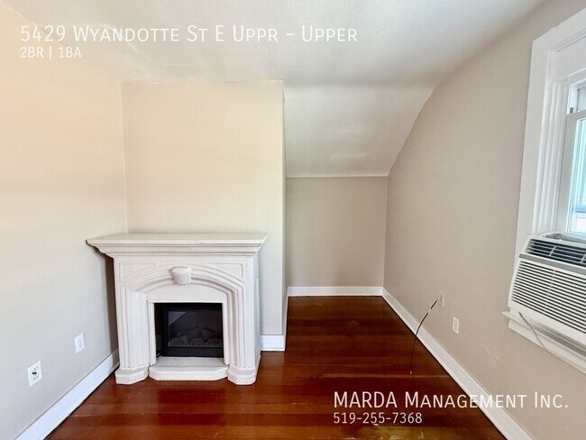 Photo du bâtiment - CHARMING 2 BED/1BATH UPPER UNIT + HYDRO & GAS