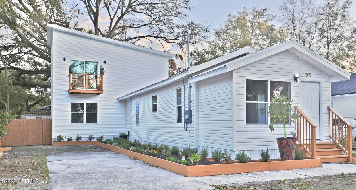 Foto principal - 2477 Robert St