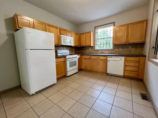 Foto del edificio - Stunning 6-Bedroom Townhome Steps Away fro...