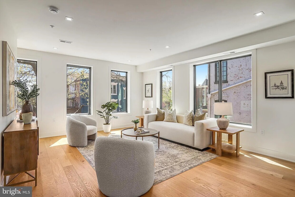 Foto principal - 1023 Irving St NW