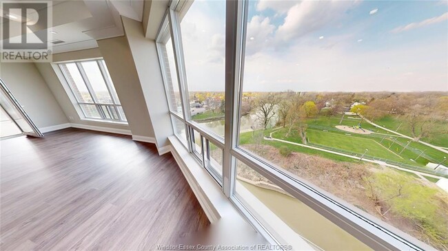 Photo du bâtiment - 121 King St W