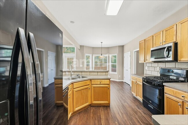 Building Photo - 2420 Queensboro Ln