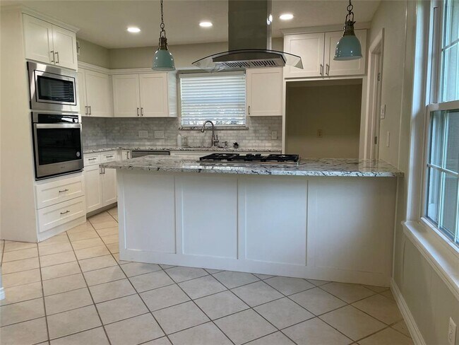 Foto del edificio - 15803 Crestbrook Dr