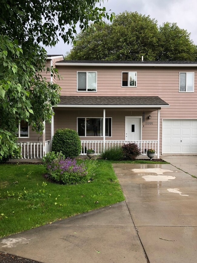 Building Photo - Amazing townhouse on Amazing Drive in Lolo...