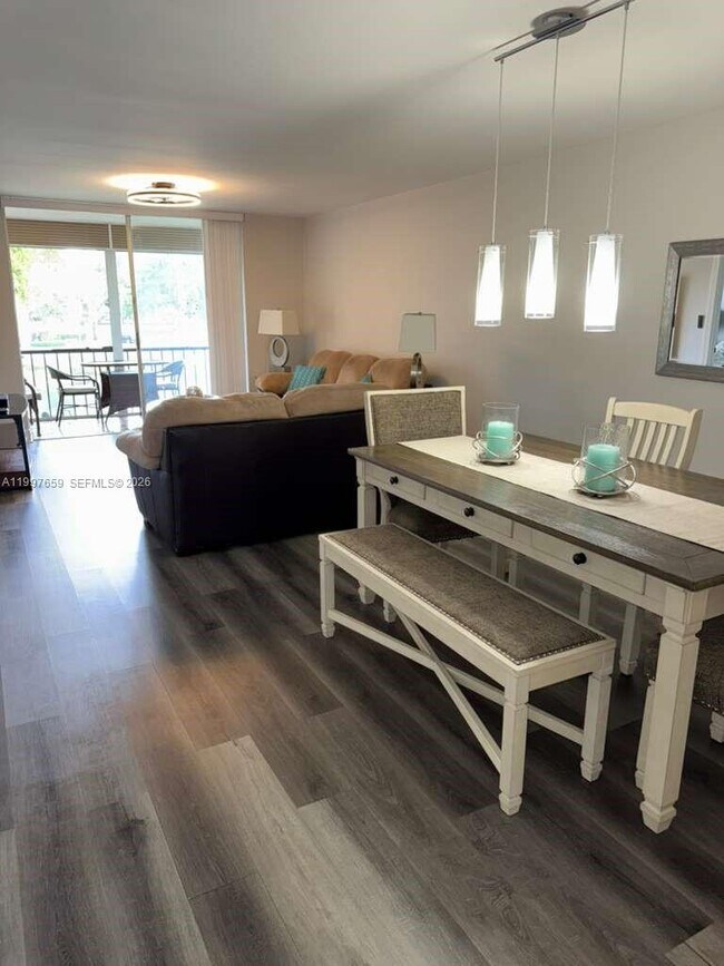 Foto del edificio - 691 S Hollybrook Dr